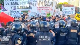 La Policía liberó la zona del Obelisco y los manifestantes marchan hacia el Congreso