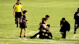 Messi en el final del partido en Puerto Rico debió 'gambetear' la euforia de algunos hinchas en el campo.