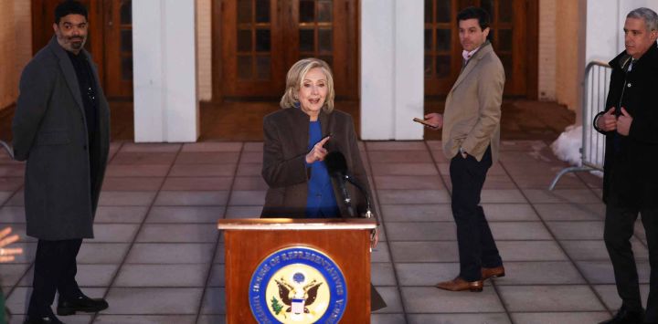 La exsecretaria de Estado de EE. UU., Hillary Clinton, habla con la prensa después de una declaración ante el Comité de Supervisión de la Cámara. Foto de CHARLY TRIBALLEAU / AFP