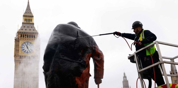 Un trabajador elimina graffiti Ude una estatua del ex primer ministro británico Winston Churchill en Parliament Square. Foto de Brook Mitchell / AFP