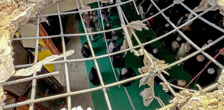 Oraciones del viernes dentro de una mezquita dañada durante los combates transfronterizos entre Pakistán y Afganistán durante la noche en Bajaur. Foto de Fazal RAHMAN / AFP