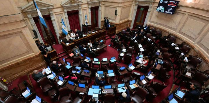 Vista del Senado durante una sesión para debatir la reforma del sistema de justicia penal juvenil y la reforma laboral promovidas por el presidente de Argentina. Foto de Juan Mabromata / AFP