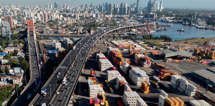 Vista aérea de la autopista Dr. Ricardo Balbín y los contenedores en el Puerto Dock Sud en Avellaneda, Bs As. Foto de LUIS ROBAYO / AFP