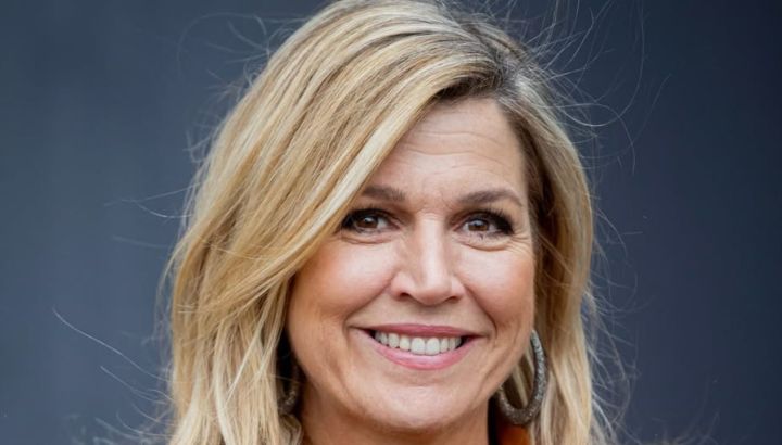 El look royal blue de Máxima Zorreguieta con plumas y zafiros