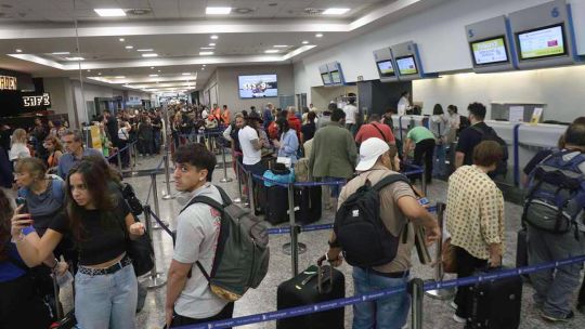 La balanza turística volvió a ser negativa en mayo, a pesar de que viajaron menos argentinos al exterior