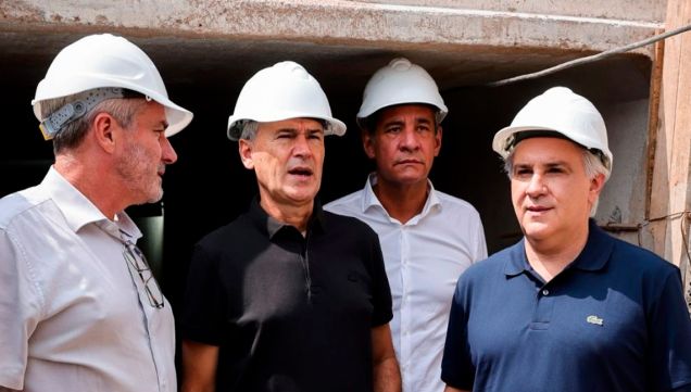 Passerini junto a Llaryora con cascos de obra