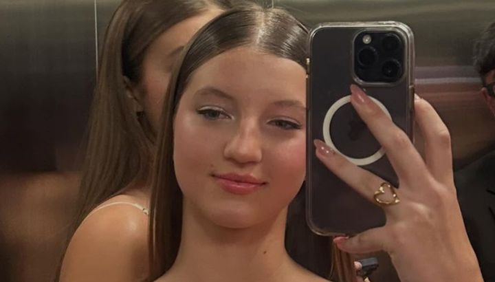 El vestido griego reversionado de Allegra Cubero en su fiesta de 15: diseñado por Laurencio Adot y con inspiración helénica