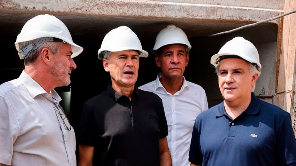 Passerini junto a Llaryora con cascos de obra