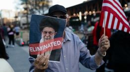 En Atlanta, un hombre festeja la "eliminación" del ayatola Alí Jamenei. 
