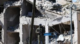 Un soldado custodia un edificio en Tel Aviv alcanzado por un misil israelí.