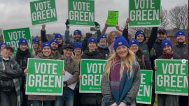 Hannah Spencer es gasista y plomera, y sorprendió al ganar en Manchester, a la derecha y al laborismo