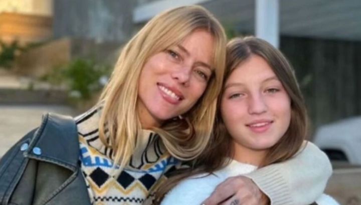 El vestido griego reversionado de Allegra Cubero en su fiesta de 15: diseñado por Laurencio Adot y con inspiración helénica