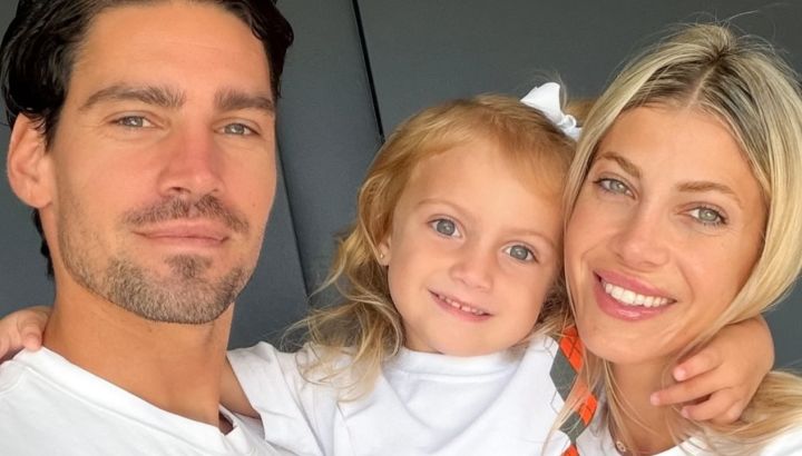 El dulce look de Vita en la boda de su mamá, Cande Ruggeri: blanco marfil y súper romántico