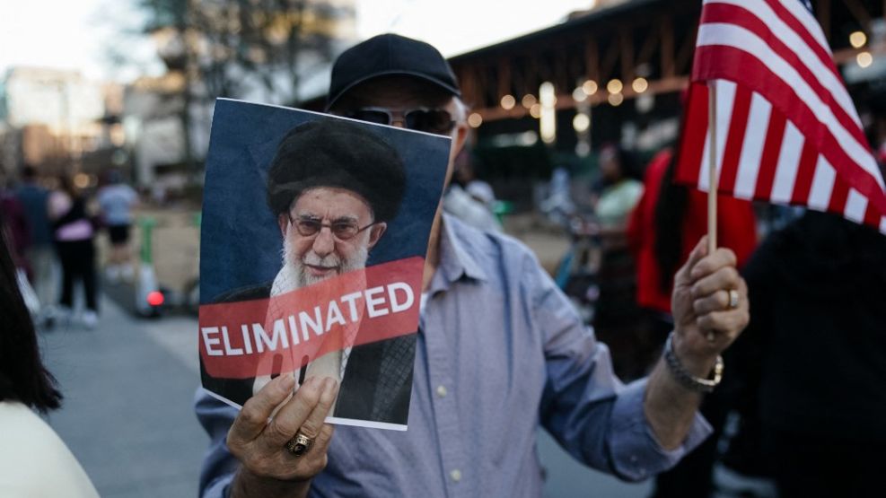 En Atlanta, un hombre festeja la "eliminación" del ayatola Alí Jamenei. 