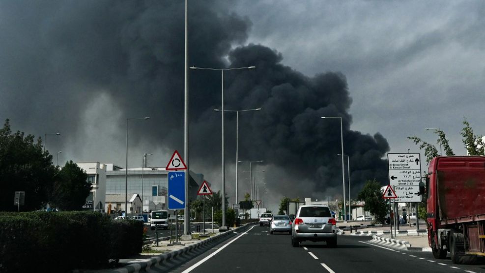 Una calle de Doha, en Qatar este domingo, tras el impacto de un misil iraní.