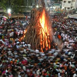 Los devotos realizan rituales alrededor de un fuego sagrado llamado 'Holika Dahan' como parte de Holi, el festival hindú. Foto de Shammi MEHRA / AFP | Foto:AFP