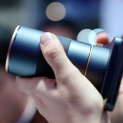 Un lente zoom Tecno para smartphones en el Mobile World Congress (MWC), Barcelona. Foto de Josep LAGO / AFP | Foto:AFP