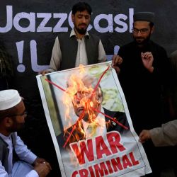 Activistas y simpatizantes del partido Jamaat-e-Islami queman un cartel del presidente de Estados Unidos, Donald Trump, durante una protesta contra Estados Unidos e Israel en Peshawar. Foto de Abdul MAJEED / AFP | Foto:AFP