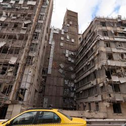 Los automóviles pasan frente a la fachada dañada del Hospital Gandi, Teherán. Foto de ATTA KENARE / AFP | Foto:AFP