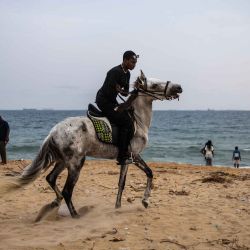 Un hombre monta un caballo en la playa en Lomé. Foto de OLYMPIA DE MAISMONT / AFP | Foto:AFP