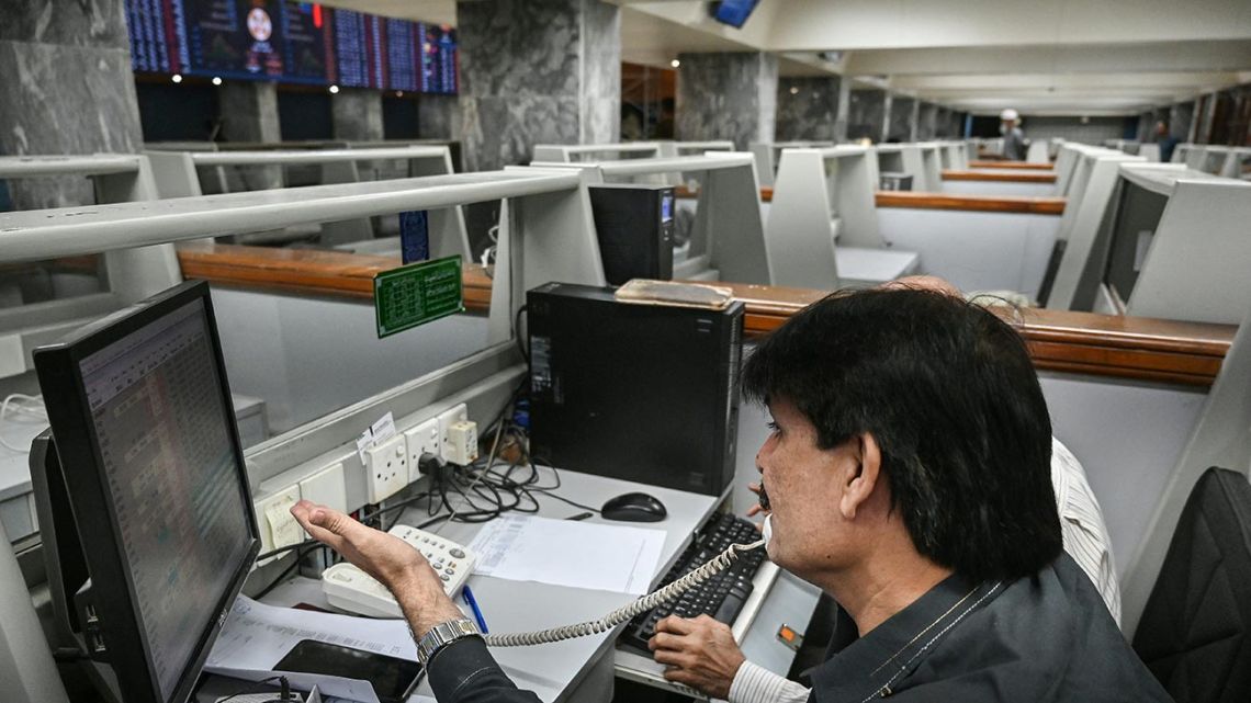 Petróleo sube 3,3% a US$ 107, bolsas caen por guerra en Medio Oriente