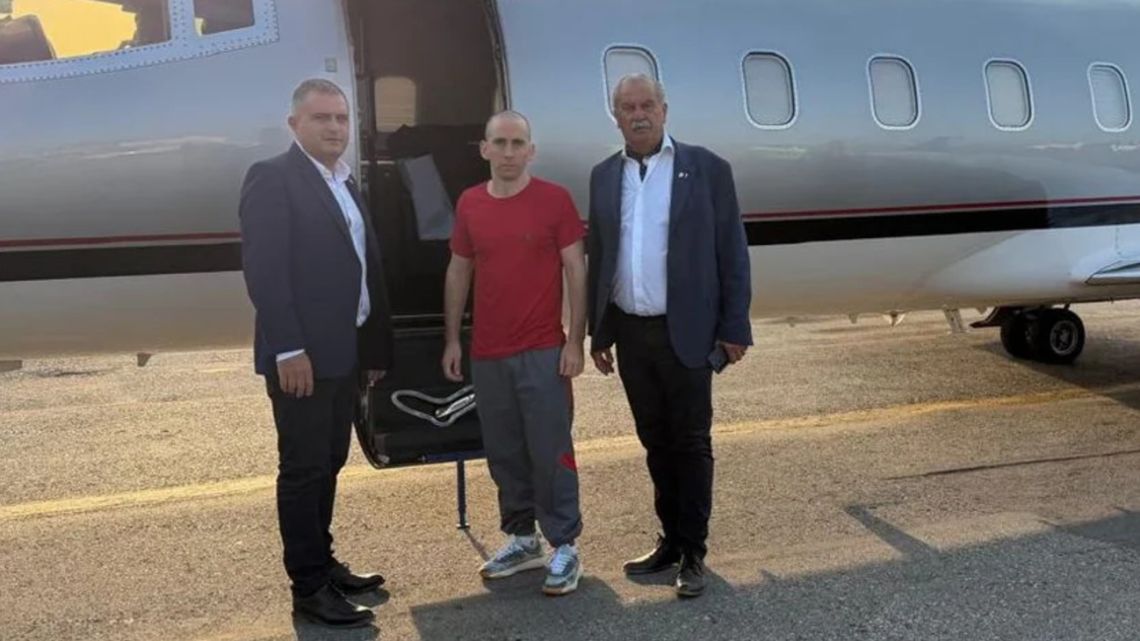 On Sunday night, the Argentine Football Association (AFA) published a photograph of Nahuel Gallo in front of an aircraft alongside one of the body’s officials, together with a brief statement