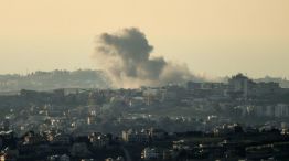 El humo se eleva tras un ataque aéreo israelí en la aldea de Habbouch, en el sur del Líbano, el 2 de marzo de 2026