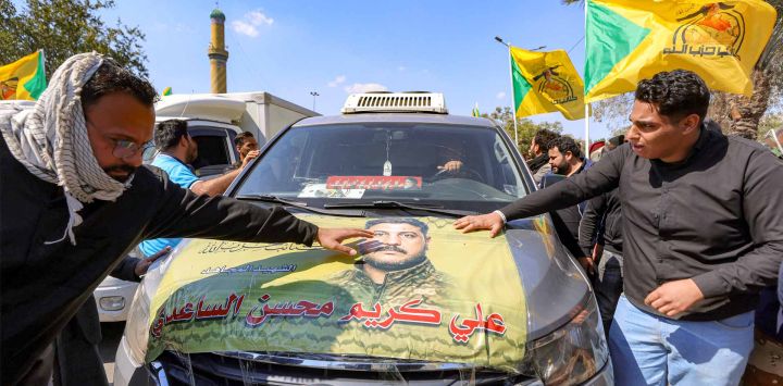 Procesión por los miembros asesinados del grupo paramilitar iraquí pro-Irán Brigadas Hezbollah que fueron muertos en un ataque aéreo estadounidense-israelí en su sede en al-Qaim. Foto de AHMAD AL-RUBAYE / AFP
