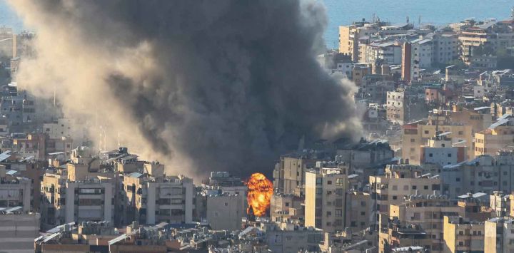 Columnas de humo se elevan tras el bombardeo israelí en los suburbios del sur de Beirut. Foto de IBRAHIM AMRO / AFP