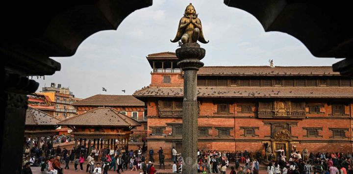 La gente visita la Plaza Durbar de Patan en Lalitpur. Foto de Tauseef MUSTAFA / AFP
