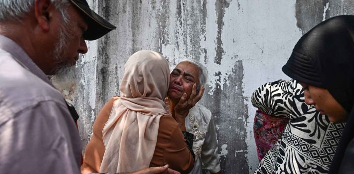 Parientes celebran con un miembro de la familia después de que fue liberado de la prisión de Insein en Yangon. Foto de Sai Aung MAIN / AFP