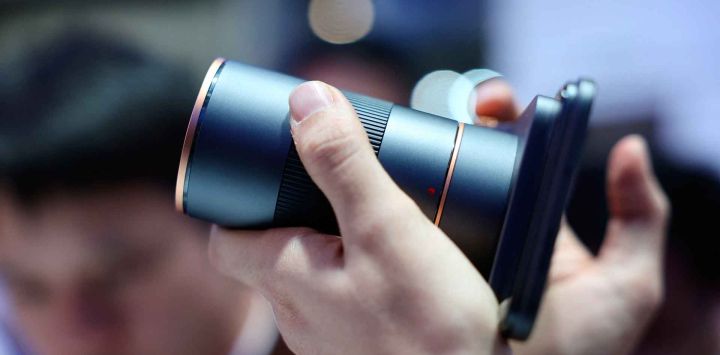 Un lente zoom Tecno para smartphones en el Mobile World Congress (MWC), Barcelona. Foto de Josep LAGO / AFP