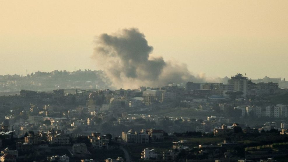 El humo se eleva tras un ataque aéreo israelí en la aldea de Habbouch, en el sur del Líbano, el 2 de marzo de 2026