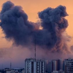 Una columna de humo se eleva después de un ataque en la capital iraní, Teherán. Foto de ATTA KENARE / AFP | Foto:AFP