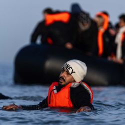 Un migrante intenta abordar un bote de traficantes en un intento de cruzar el Canal de la Mancha desde la playa de Gravelines, en el norte de Francia. Foto de Sameer Al-DOUMY / AFP | Foto:AFP