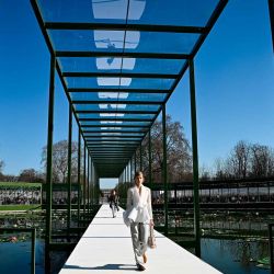 Un modelo presenta una creación para Christian Dior para el desfile de moda de la colección de Prêt-à-Porter. Foto de JULIEN DE ROSA / AFP | Foto:AFP