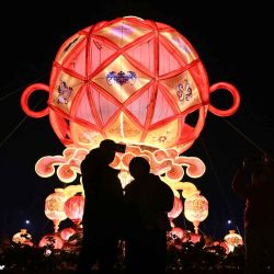 Los visitantes toman fotos en un parque durante el Festival de los Faroles en Pekín. Foto de Pedro PARDO / AFP | Foto:AFP