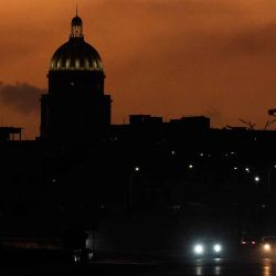 La silueta del Capitolio se destaca al amanecer, en La Habana. Foto de YAMIL LAGE / AFP | Foto:AFP