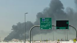 Una columna de humo se eleva desde el puerto de Jebel Ali tras un ataque iraní en Dubai