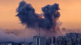 Una columna de humo se eleva después de un ataque en la capital iraní, Teherán. Foto de ATTA KENARE / AFP