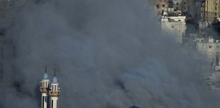 Una columna de humo se eleva desde el lugar de un ataque aéreo israelí en los suburbios del sur de Beirut. Foto de IBRAHIM AMRO / AFP