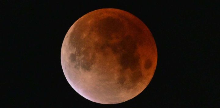 El eclipse lunar de Luna de Sangre vuelve roja la luna por un breve período. Los Ángeles, California. Foto de Frederic J. BROWN / AFP