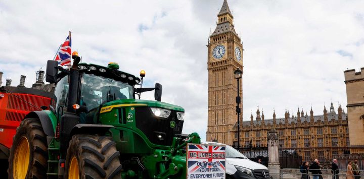 Un tractor agrícola circula por las calles cerca de Parliament Square en el centro de Londres. Foto de Brook Mitchell / AFP