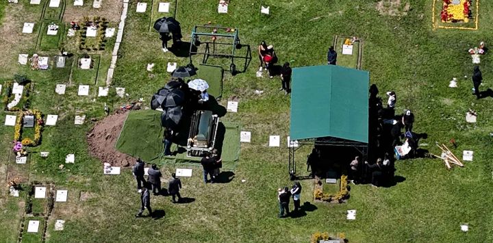 Vista aérea del entierro del narcotraficante Nemesio "El Mencho" Oseguera en el cementerio Recinto de la Paz en Zapopan, estado de Jalisco, México. Foto de Ulises RUIZ / AFP