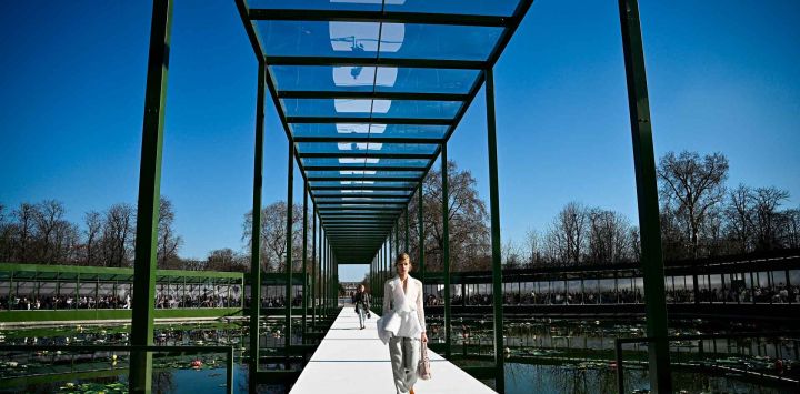 Un modelo presenta una creación para Christian Dior para el desfile de moda de la colección de Prêt-à-Porter. Foto de JULIEN DE ROSA / AFP