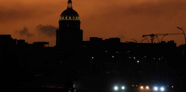 La silueta del Capitolio se destaca al amanecer, en La Habana. Foto de YAMIL LAGE / AFP