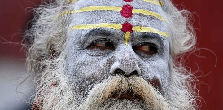 Un hombre santo hindú observa el templo Pashupatinath en Katmandú. Foto de TAUSEEF MUSTAFA / AFP