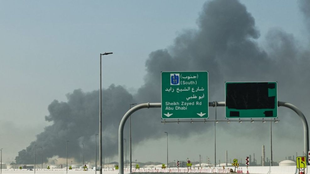 Una columna de humo se eleva desde el puerto de Jebel Ali tras un ataque iraní en Dubai
