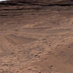 La presencia de agua, aunque sea salina, obliga a extremar los protocolos de protección planetaria para evitar la contaminación biológica.