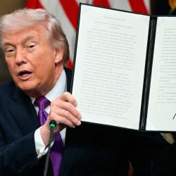 El presidente de Estados Unidos, Donald Trump muestra una proclamación de Protección de los Consumidores en la Sala del Tratado Indio. Washington, DC. Foto de ANDREW CABALLERO-REYNOLDS / AFP | Foto:AFP